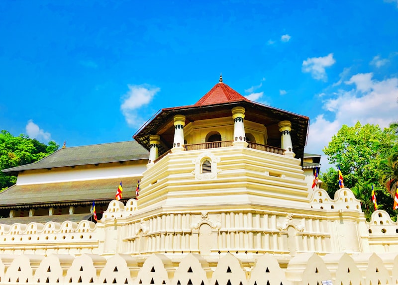 Kandy Lake with the temple in the background